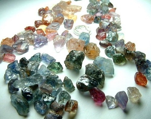 Đá phong thủy: Bí quyết chọn loại đá, màu sắc và cách đặt hợp mệnh