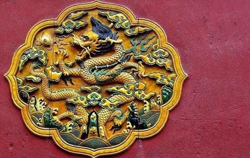 Không nên vẽ các loại hoa văn độc, lạ cho cửa nhà Khong nen ve cac loai hoa van doc, la cho cua nha