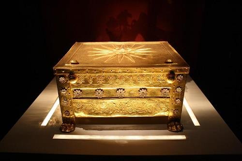 hộp kho báu bằng vàng mang tài lộc cho gia chủ