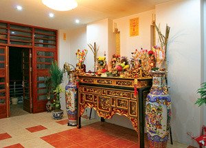 Cách hóa giải bàn thờ bị xà nhà đè chuẩn phong thủy