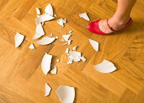 Không vứt ngay gương hay bát bị vỡ