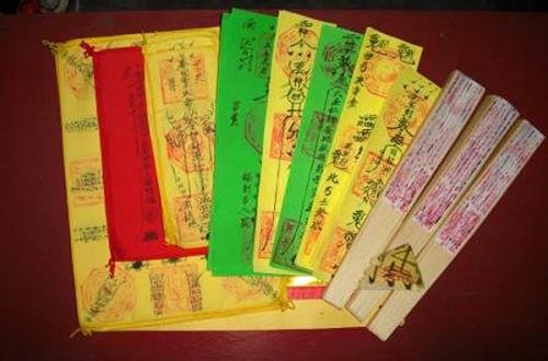 nhà dán nhiều bùa chú nha dan nhieu bua chu