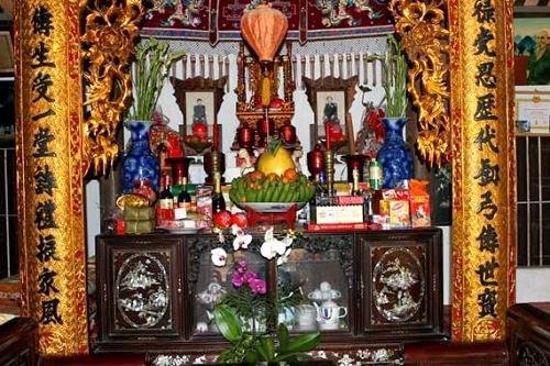 phong thuy ban tho cho tuoi tuat