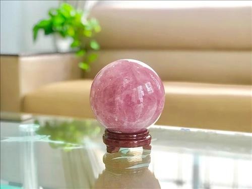 quả cầu phong thủy hợp mệnh Hỏa màu hồng