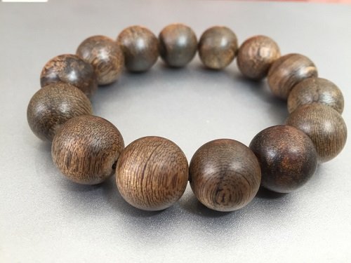 Tác dụng kì diệu của việc đeo vòng gỗ phong thủy với đời sống