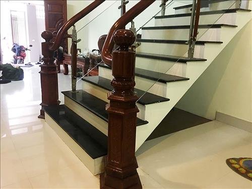 thiết kế cầu thang ở cuối nhà hợp phong thủy chân cầu thang