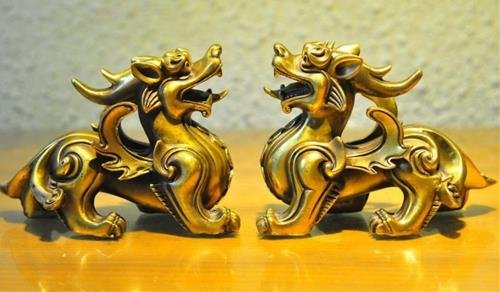 Tỳ Hưu - vật phẩm phong thủy đặt trên bàn thờ Thần Tài