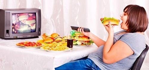 vừa ăn vừa xem tivi vừa ăn vừa xem tivi