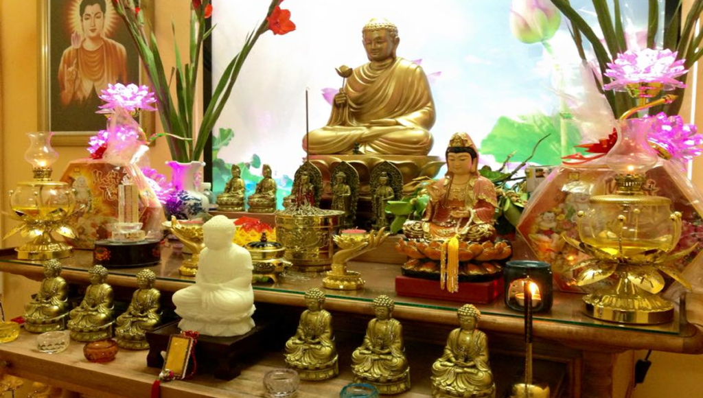 Hướng bàn thờ tuổi Dậu: Chọn hướng chuẩn phong thủy đón tài lộc