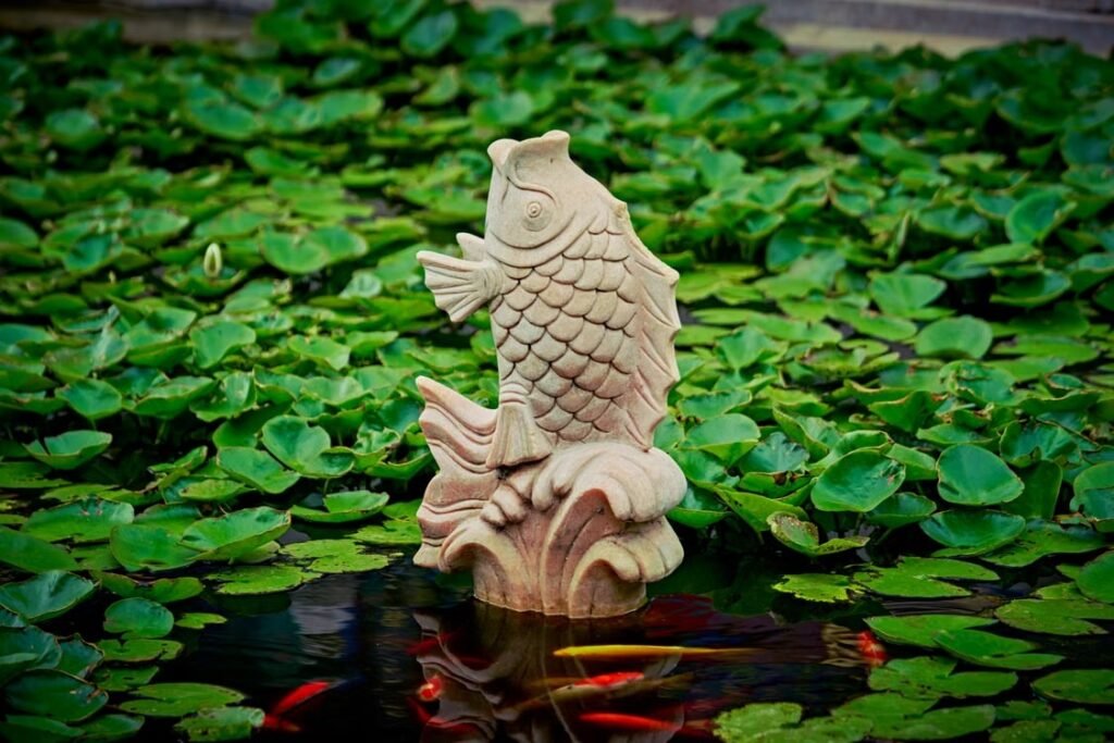 Ý nghĩa tâm linh của cá: Biểu tượng của sự trù phú và dòng chảy nhân quả